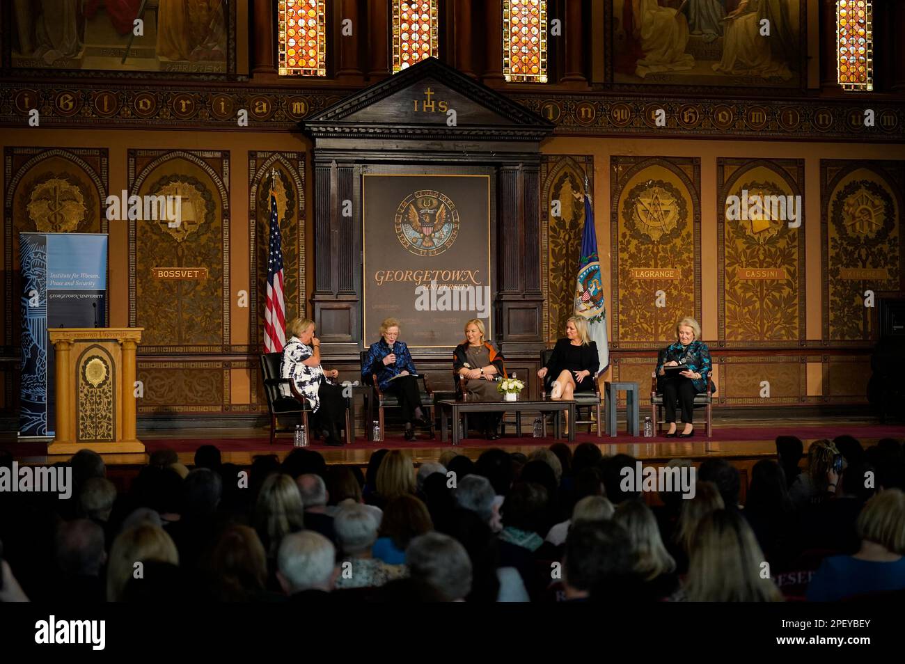 (De gauche à droite) Monica McWilliams, Mary Robinson, Liz O'Donnell, Michelle O'Neill et l'ambassadrice Melanne Verveer sur scène lors de la conférence « Women at the Helm » à l'université de Georgetown à Washington, DC, pendant la visite de Taoiseach Leo Varadkar aux États-Unis pour la Saint Patrick. Date de la photo: Jeudi 16 mars 2023. Banque D'Images