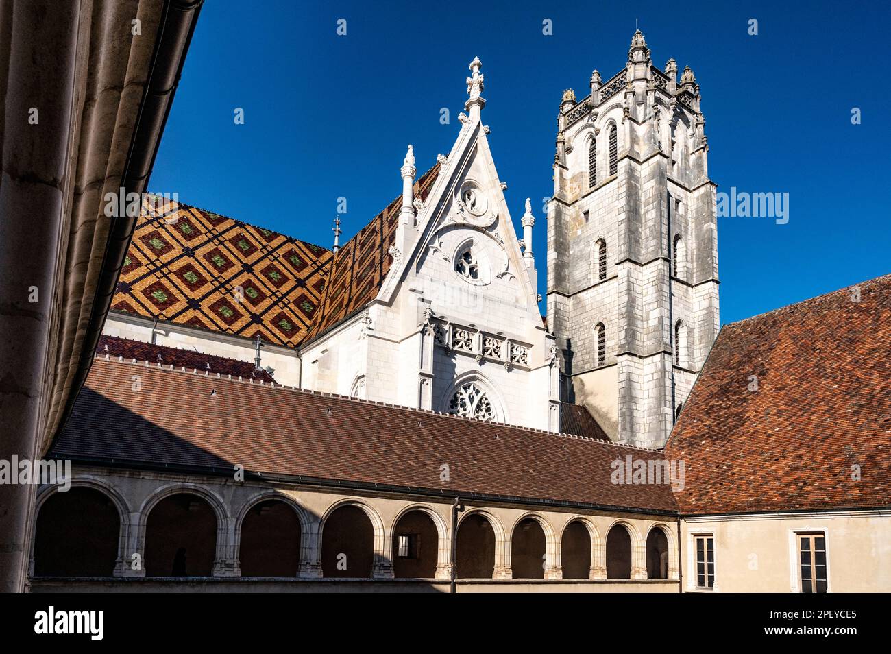 Vue sur l'église abbatiale de l'ancien monastère royal de Brou depuis les cloîtres invités de Bourg-en-Bresse, France Banque D'Images