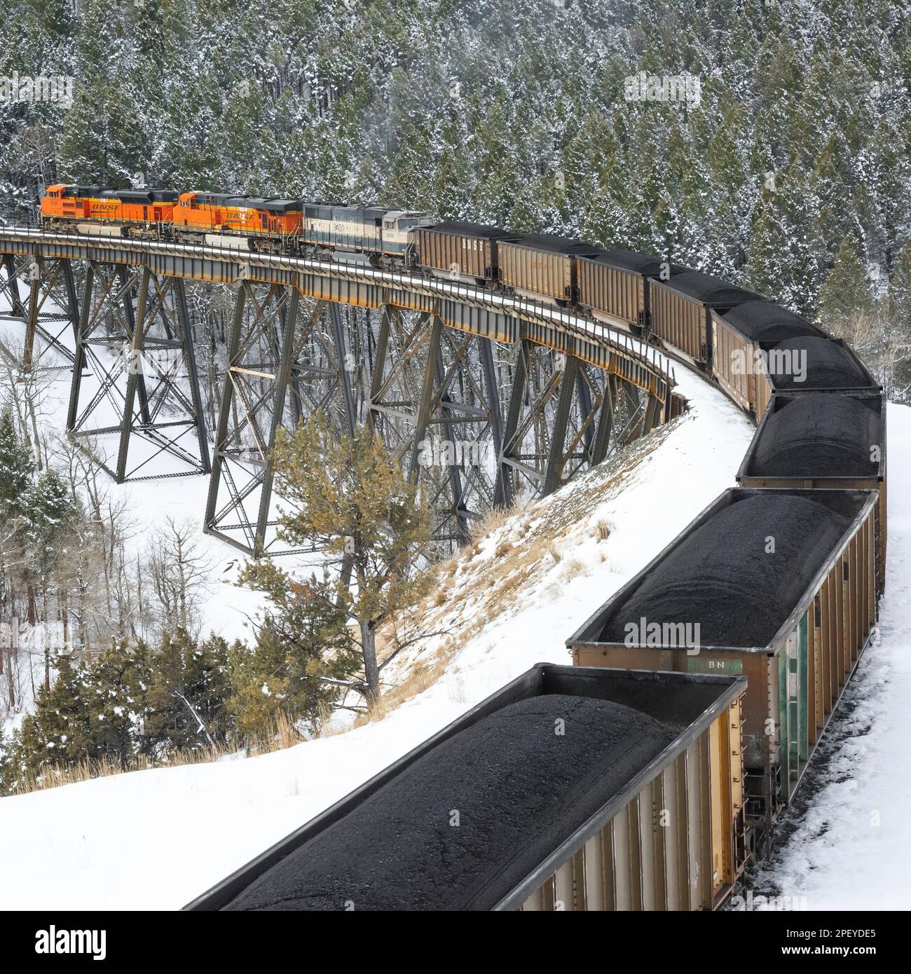 en hiver, prenez un train transportant du charbon au-dessus du tréteau sous le col de mullan près d'austin, montana Banque D'Images