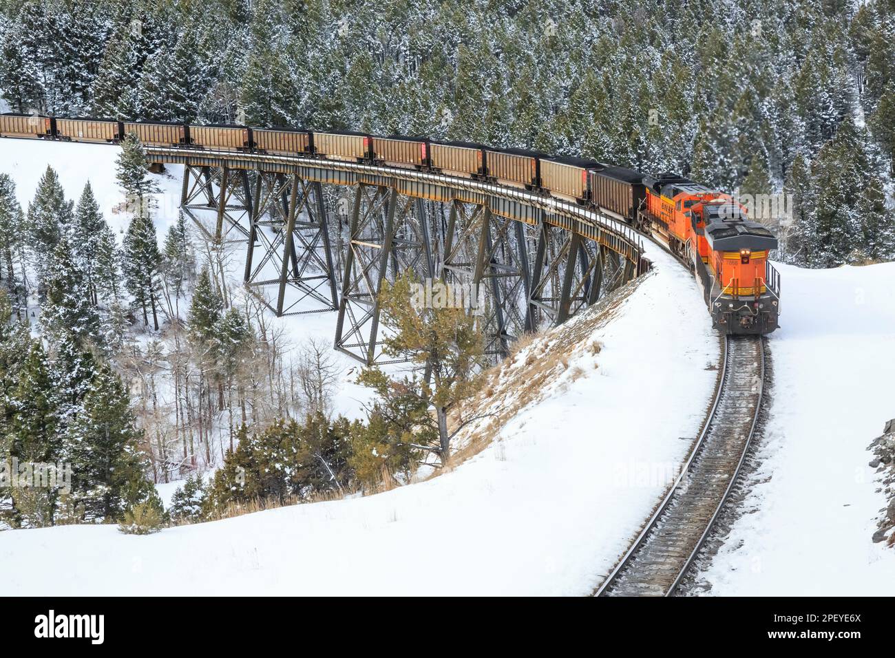 en hiver, prenez un train transportant du charbon au-dessus du tréteau sous le col de mullan près d'austin, montana Banque D'Images