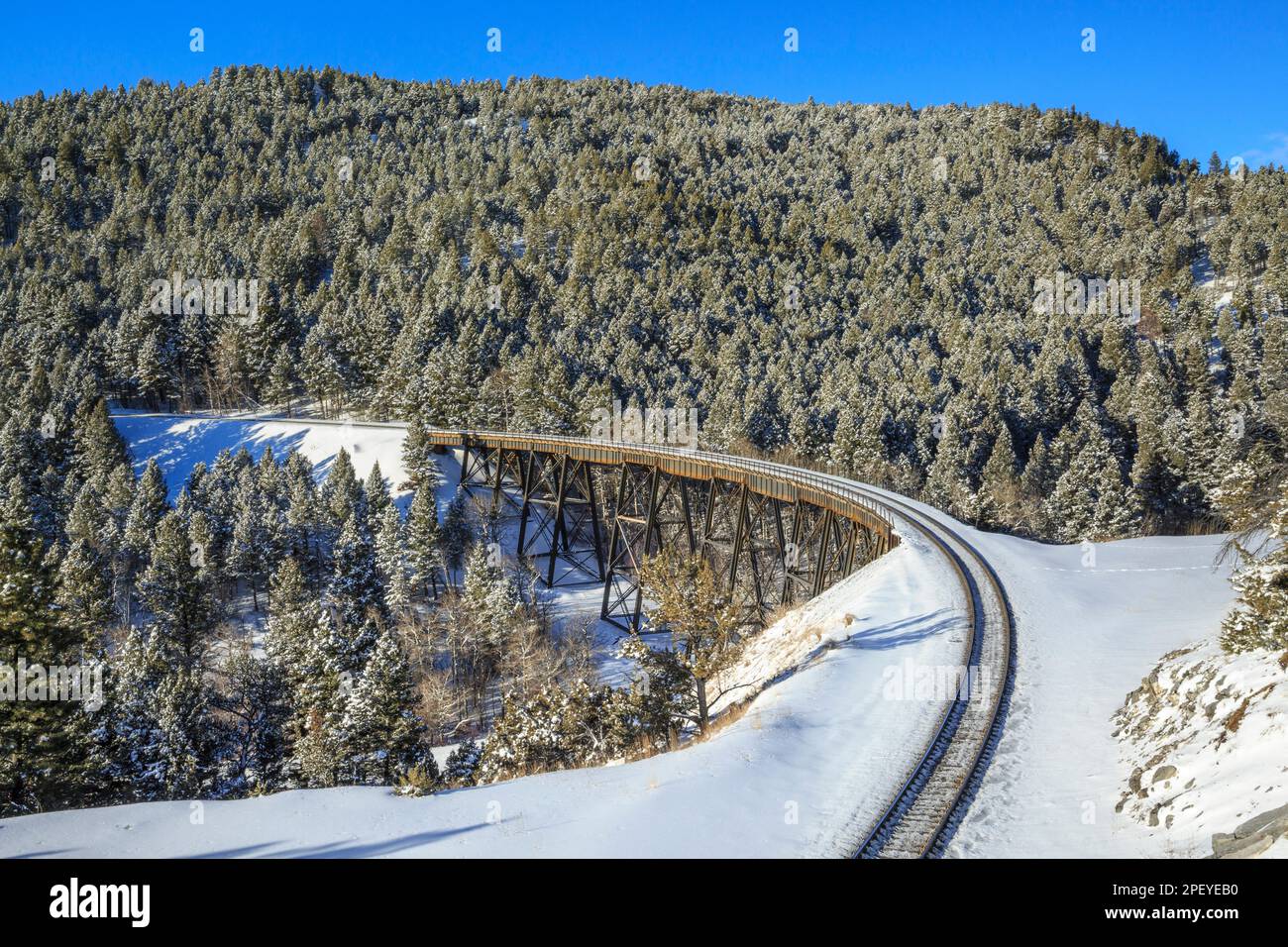 train à tréteau en hiver près d'austin, montana Banque D'Images