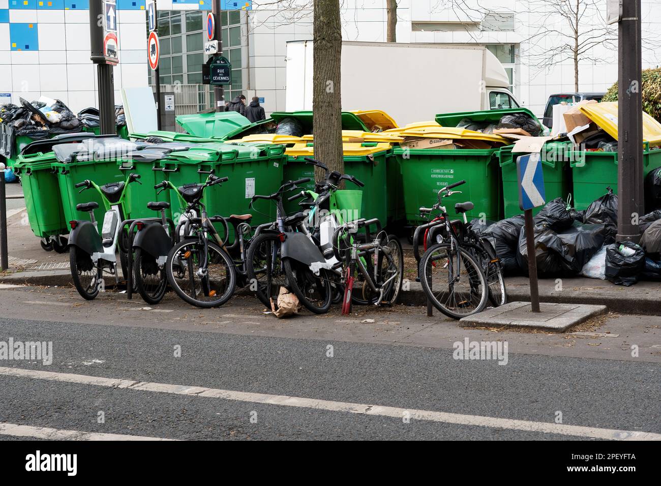 Poubelles pleines à Paris pendant la grève des binmen de mars 2023 Banque D'Images