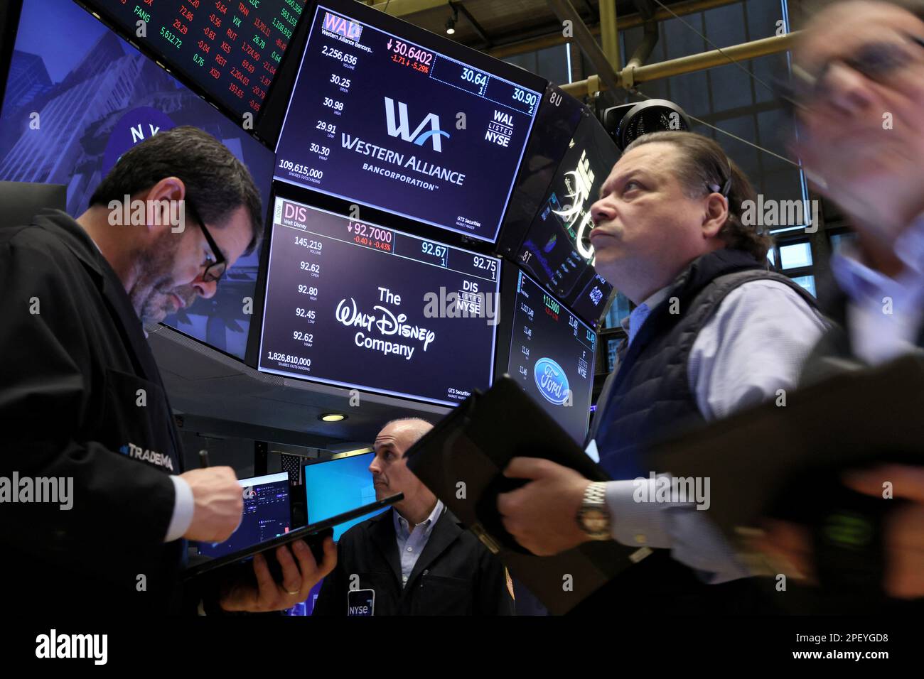 Les traders travaillent sur le plancher de la Bourse de New York (NYSE) à New York, aux États