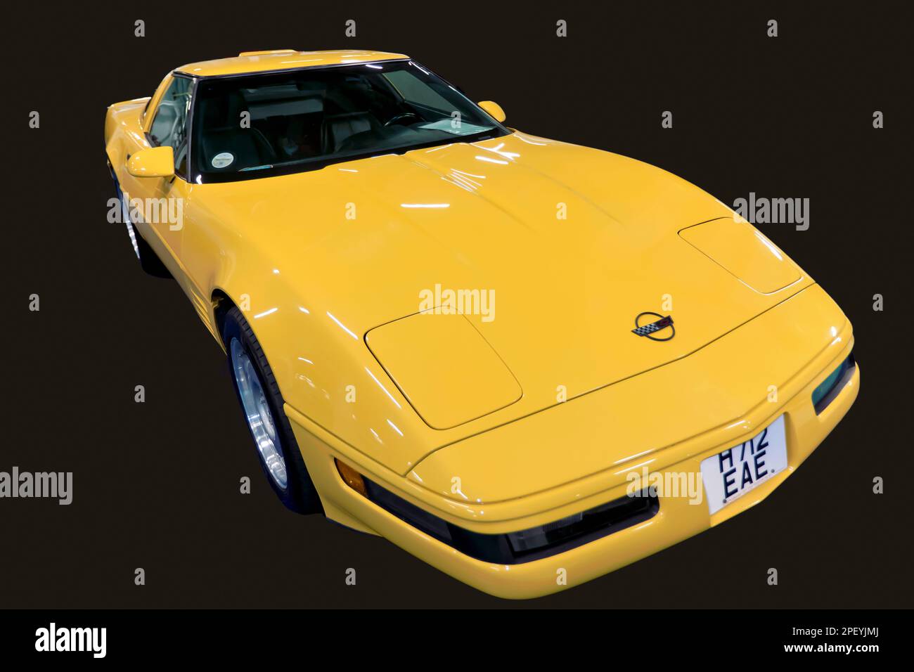 Découpe d'une Corvette C4 jaune 1991 de Chevrolet exposée au salon des voitures classiques de Londres 2023 Banque D'Images