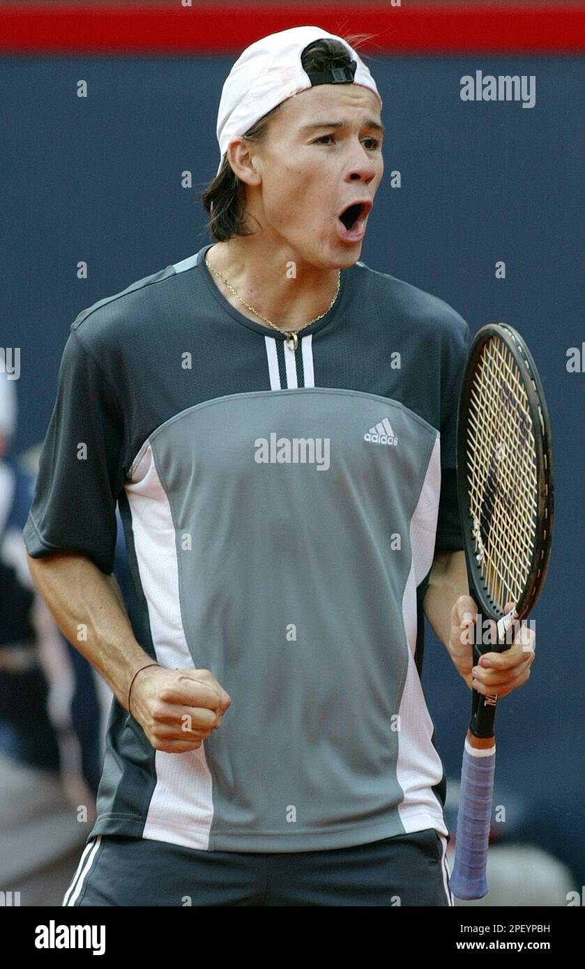 Argentinian tennis player Guillermo Coria reacts after the match against Spaniard David Ferrer at the Tennis Masters tennis tournament in Hamburg, northern Germany, on Friday, May 14, 2004. Coria won the match 6-2 and 6-2. (AP Photo/Christof Stache) Banque D'Images