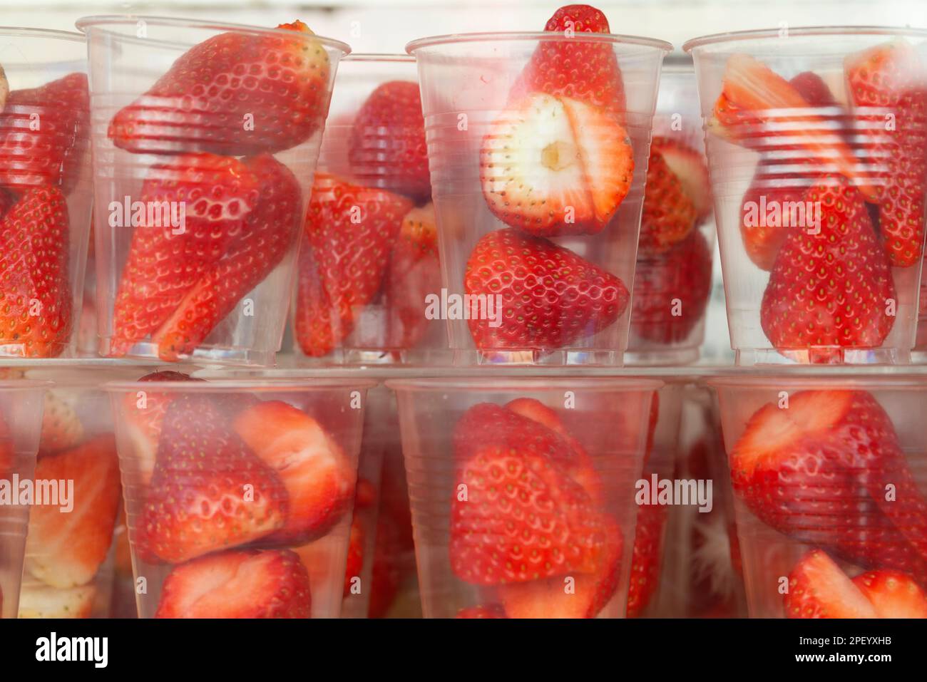 Verres en plastique avec fraises Banque D'Images
