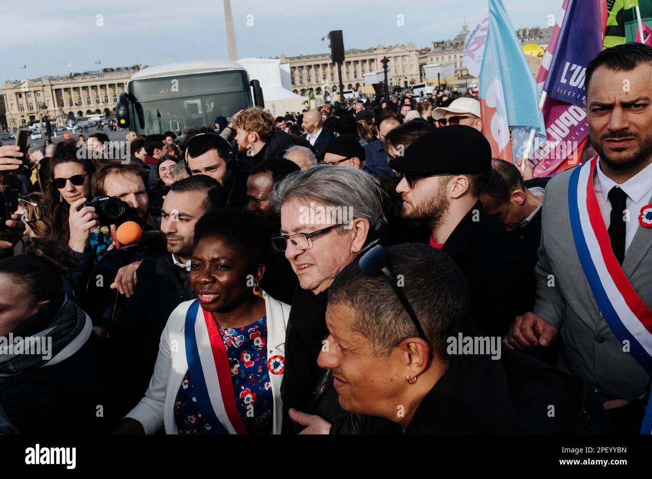 France / Paris / Paris - 16/03/2023, Jan Schmidt-Whitley/le Pictorium - manifestation contre le 49,3 à Paris - 16/3/2023 - France / Paris / Paris - Jean-Luc Melenson de France Insoumie lors de la manifestation sur la place de la Concorde à Paris à la suite de l'adoption par 49,3 de la réforme menée par le gouvernement d'Elisabeth À la charge des pensions. Banque D'Images