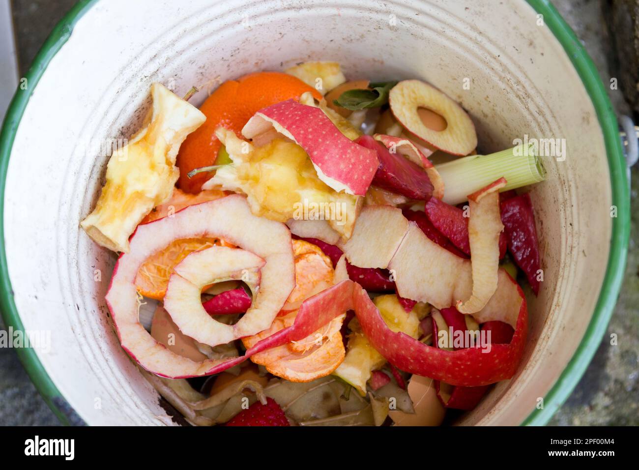 Pelures de légumes dans un pot de compost Banque D'Images