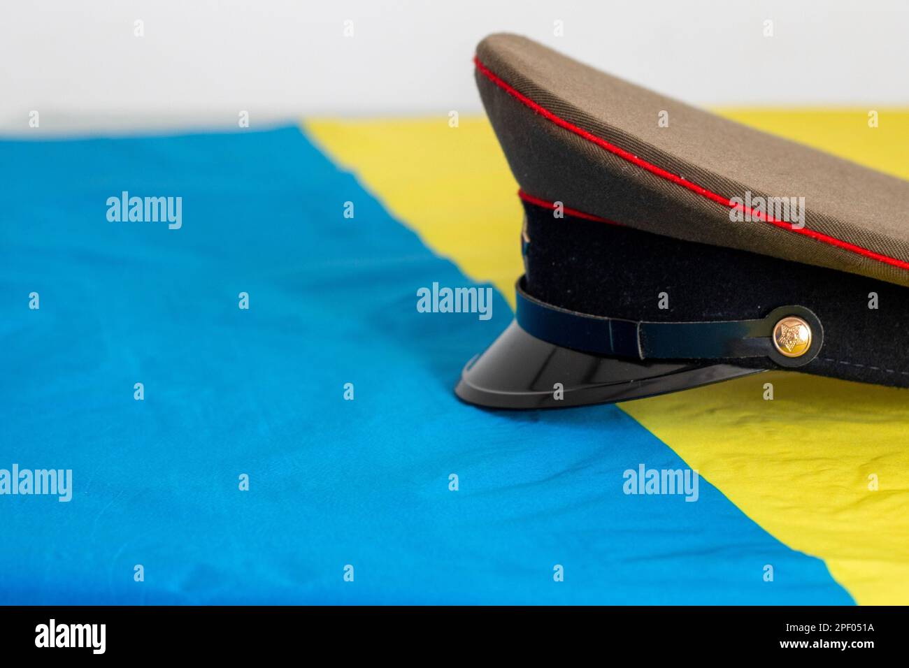 Drapeau de l'Ukraine avec différents objets militaires tels qu'un fusil, un chapeau militaire russe, une carte ou une défense de police Banque D'Images