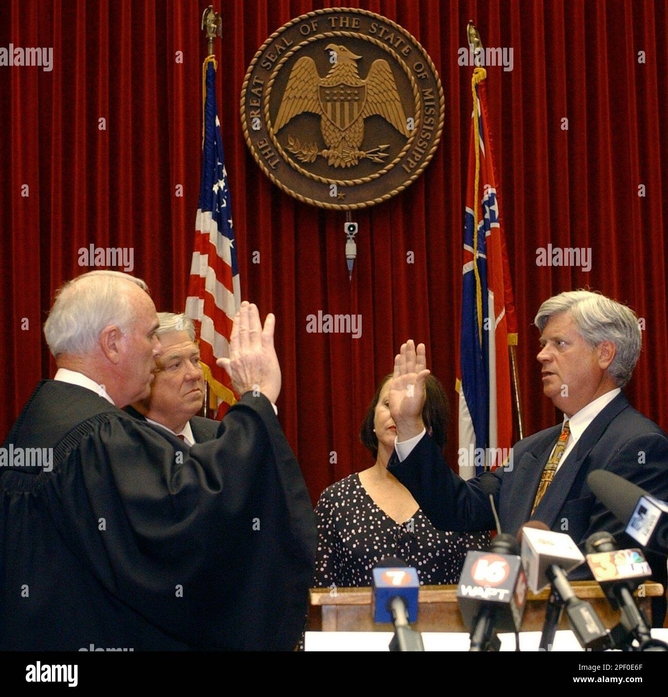 Gov. Haley Barbour, second from left, and Kathy Randolph, wife of Hattiesburg, Miss., attorney Mike Randolph watch as her husband, right, is sworn in Friday, April 23, 2004, in Jackson, Miss., by Chief Justice Jim Smith, as the newest justice on the Mississippi Supreme Court, filling a vacancy left by the departure of Ed Pittman. (AP Photo/Rogelio Solis) Banque D'Images