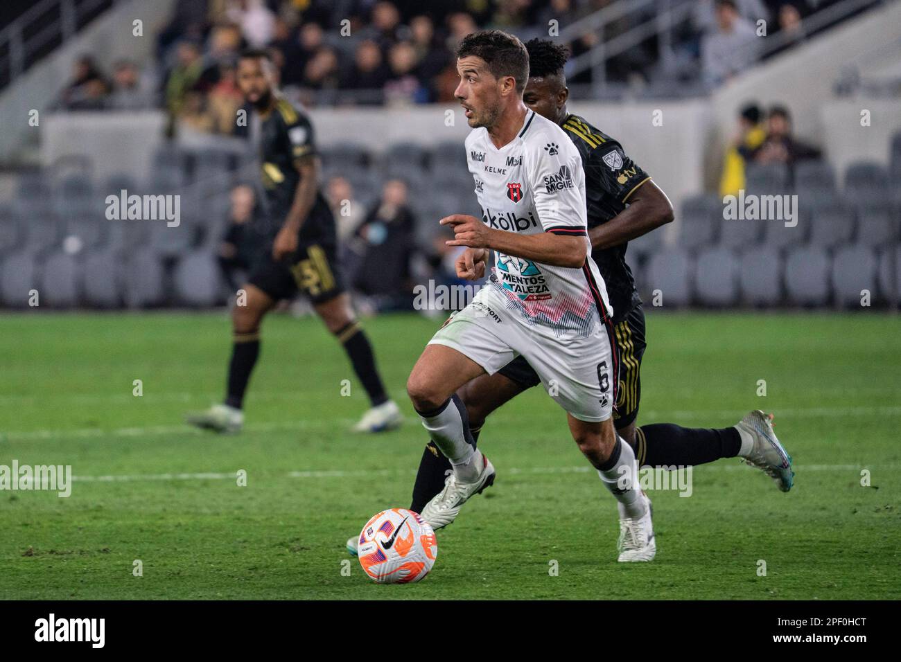 Le milieu de terrain d'Alajuelense, Dardo Miloc (6), est défendu par José Cifuentes, milieu de terrain de la LAFC (20) lors d'un match de la Ligue des champions de la CONCACAF, mercredi, 1 mars Banque D'Images