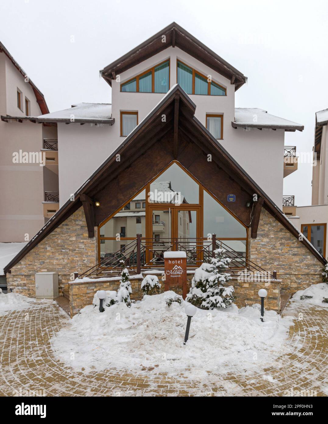 Kopaonik, Serbie - 22 décembre 2017: Entrée à l'hôtel Milmari Resort Spa et bien-être hiver neige. Banque D'Images