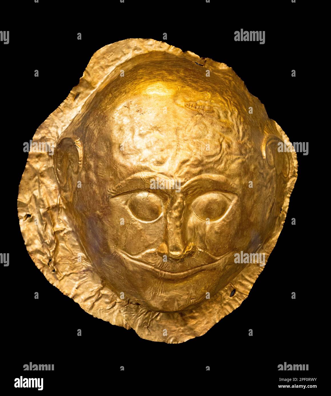 Un masque funéraire en or datant de 16th ans avant J.-C. de la tombe IV du cercle grave A à l'ancienne Mycènes, Péloponnèse, Grèce. Banque D'Images