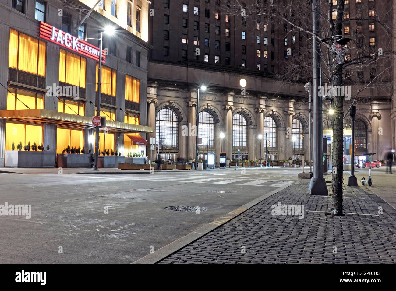 Le casino de Jacks et le centre-ville historique de Tower sur la place publique la nuit sur 23 février 2023. Banque D'Images