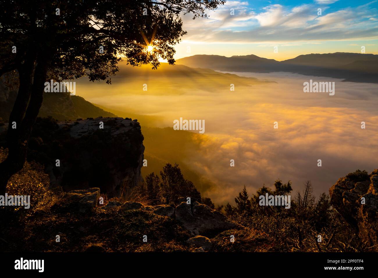 Lever de soleil d'automne sur brouillard dans la vallée de Sau (Vall de Sau). Osona, la Selva, Collsacabra, Cabrerès, Catalogne, Barcelone, Gérone, Espagne, Europe. Banque D'Images