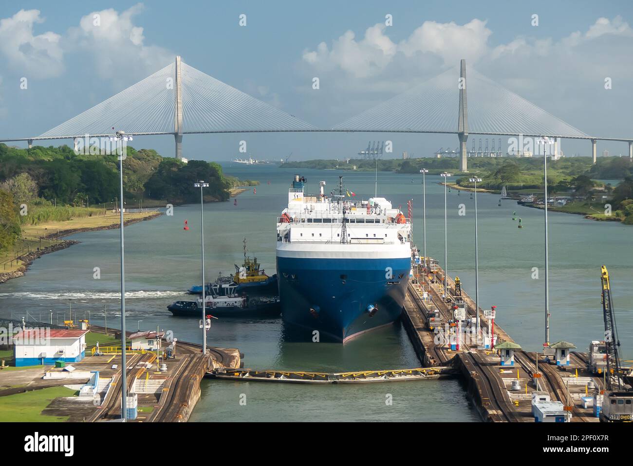 En passant par le canal de Panama : négocier les écluses de Gatun avec le Puente Atlántico au loin. Banque D'Images