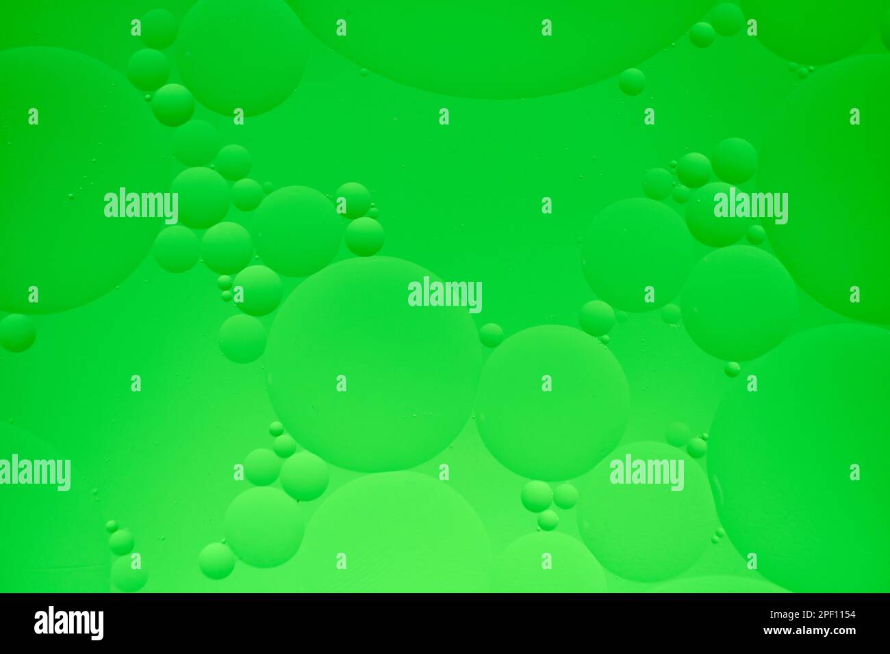 Arrière-plan abstrait avec cercles d'huile verts et dégradé. Banque D'Images