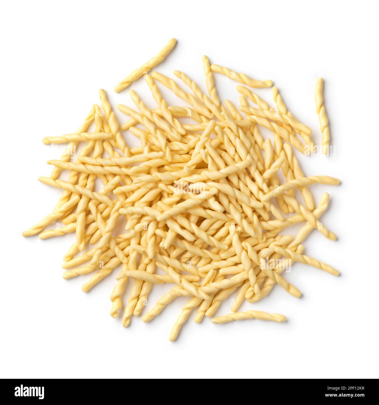 Tas de pâtes italiennes à base de trofie non cuites, de pâtes courtes, fines et tordues de Ligurie, Italie du Nord, isolées sur fond blanc Banque D'Images