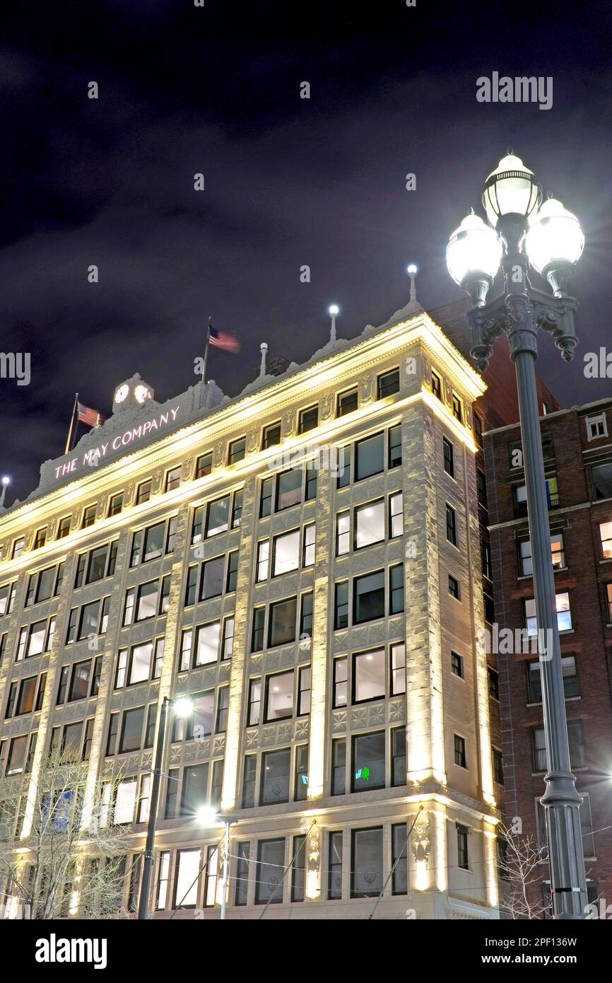 Bâtiment historique emblématique de May Company sur public Square la nuit dans le centre-ville de Cleveland, Ohio, États-Unis Banque D'Images