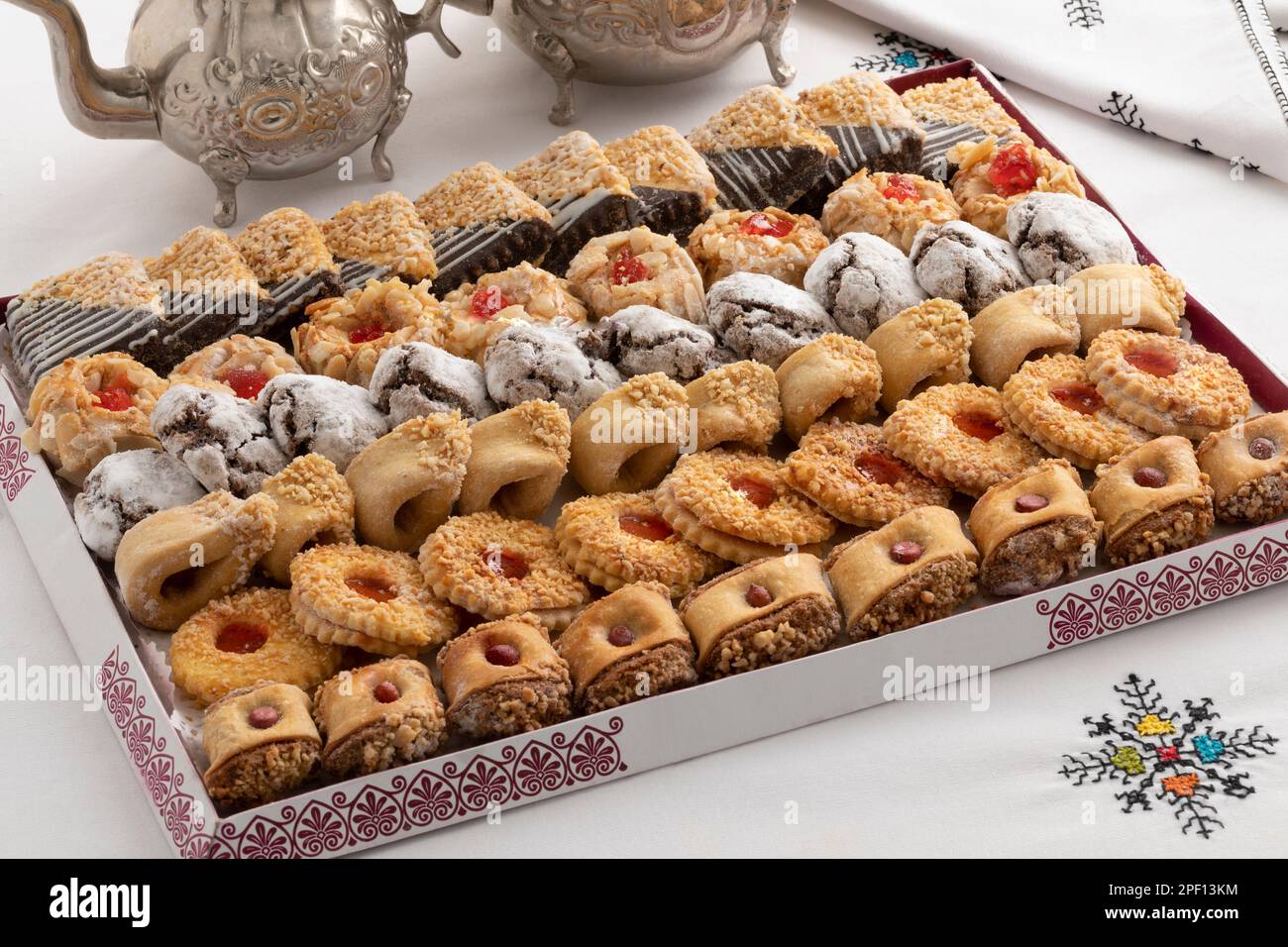 Magasin papier avec une variété de biscuits marocains frais traditionnels sur la table de près Banque D'Images