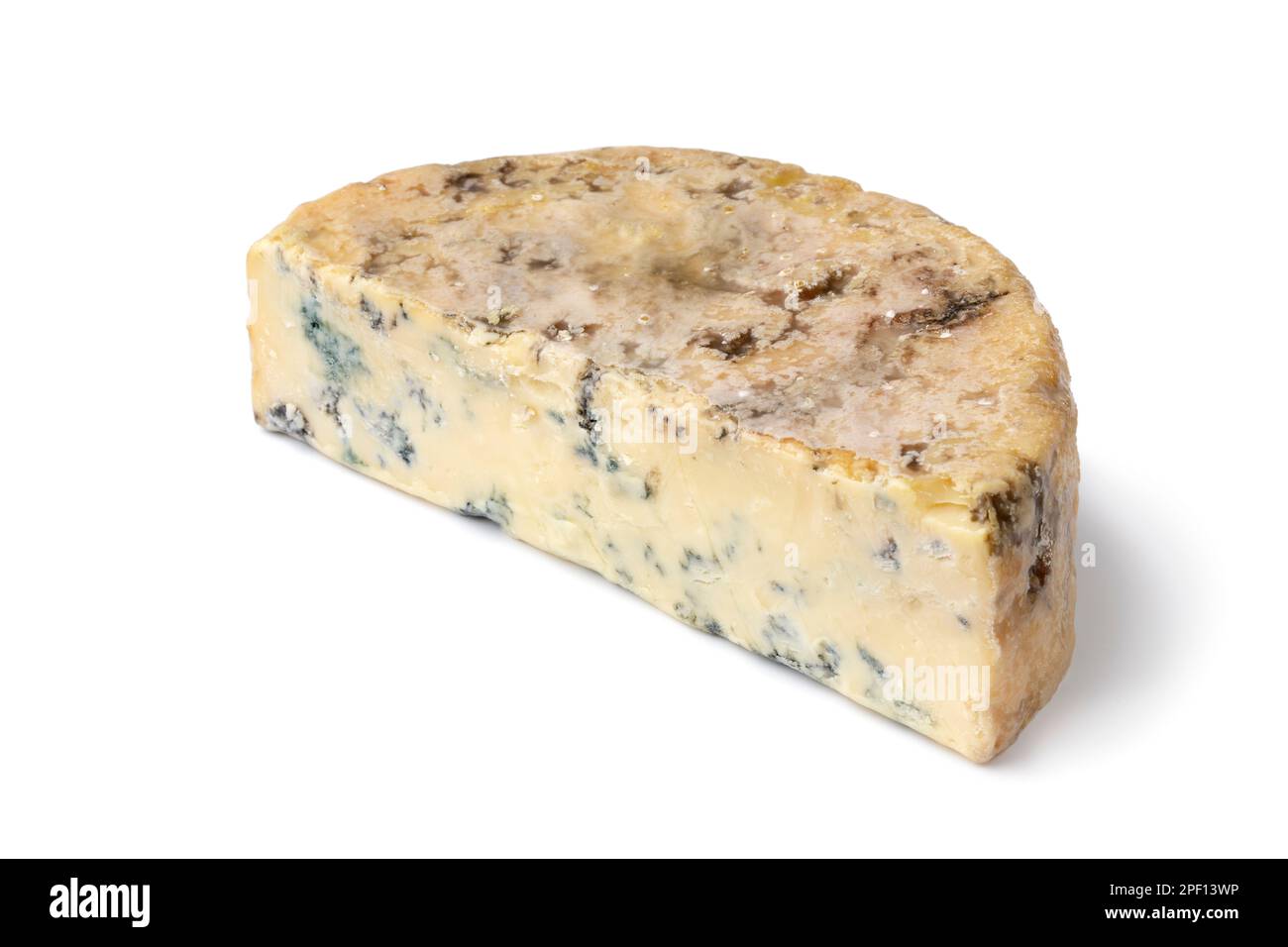Morceau de fromage bleu traditionnel Stilton anglais gros plan sur fond blanc Banque D'Images