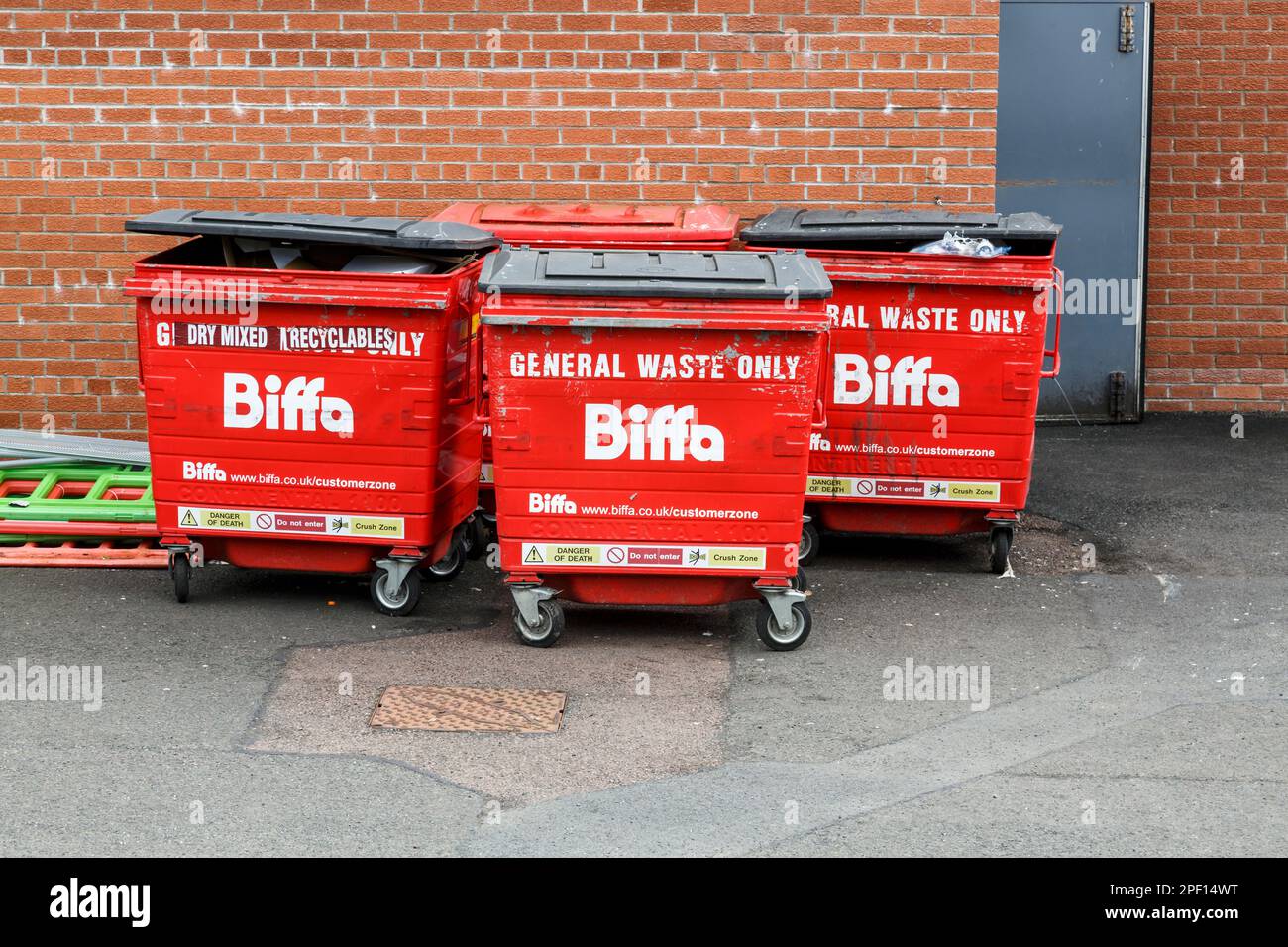 Poubelles à roulettes Biffa pour déchets généraux / matières recyclables sèches mélangées à l'arrière d'un bâtiment commercial, Irvine, North Ayrshire, Écosse, Royaume-Uni, Europe Banque D'Images