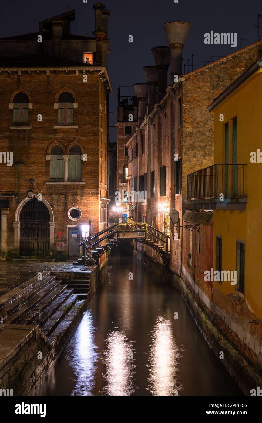 Venise, Italie - 22 février 2023 : le canal latéral au marché du Rialto à Venise la nuit Banque D'Images