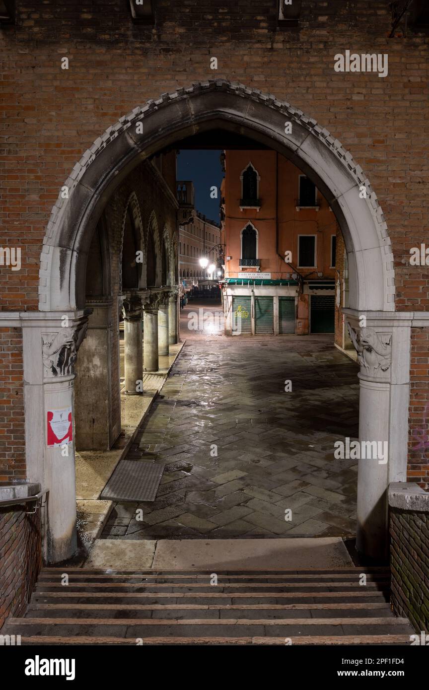 Venise, Italie - 22 février 2023 : un marché vide du Rialto à Venise la nuit Banque D'Images