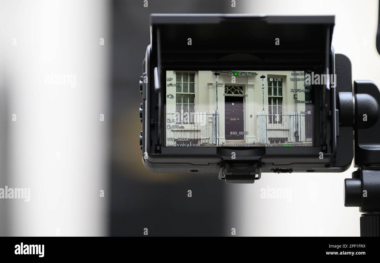 Porte du 11 Downing Street, résidence officielle du Chancelier de l'Echiquier (ministre des Finances du Royaume-Uni) vu à travers le viseur d'une caméra TV. WES Banque D'Images