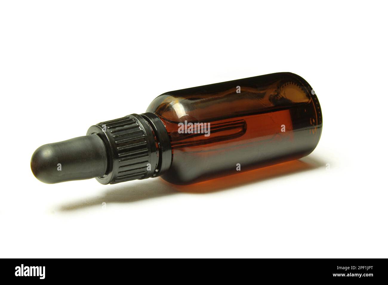 Flacon en verre compte-gouttes isolé sur fond blanc. Pomper le réservoir de sérum de la pipette Banque D'Images