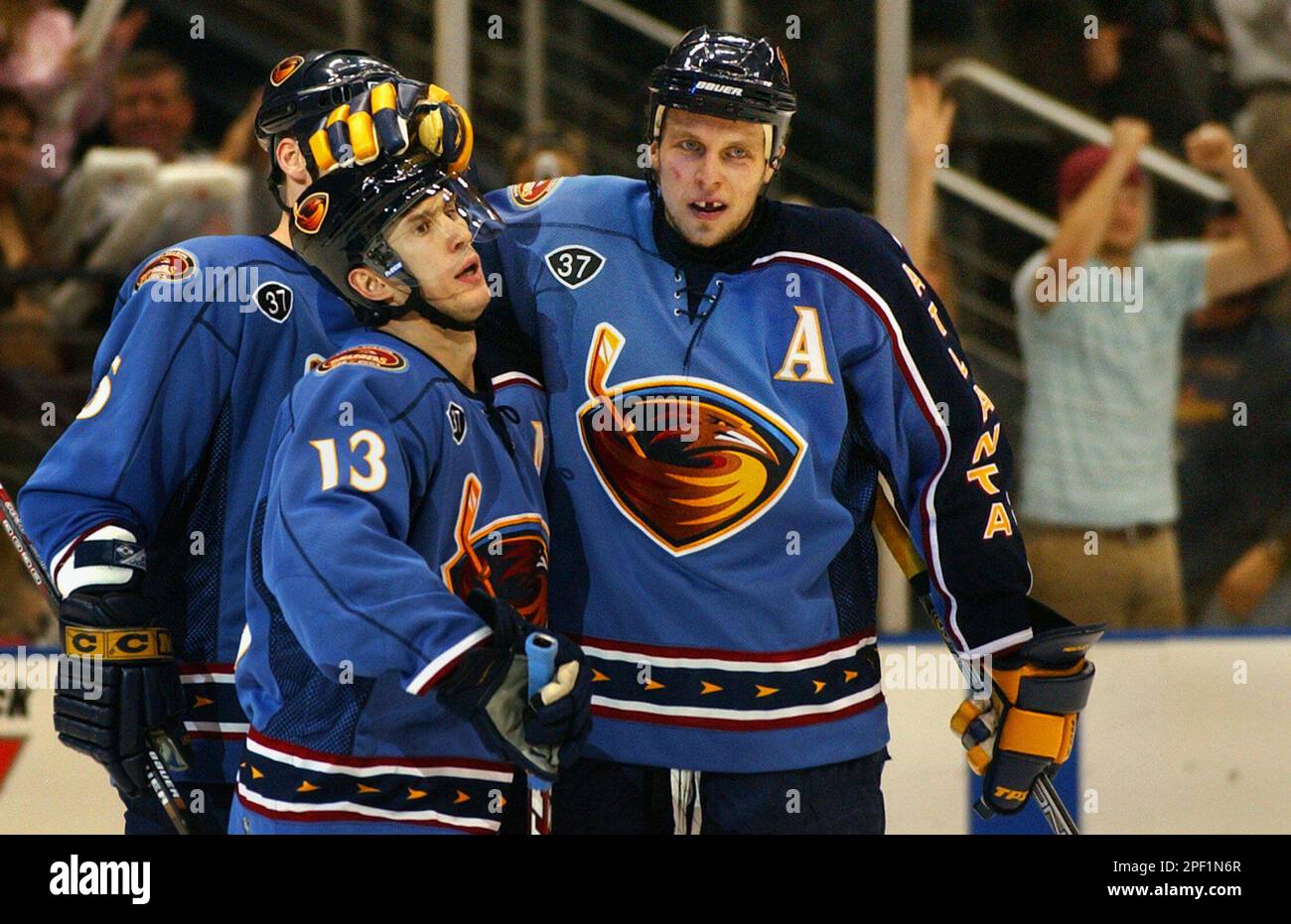 Atlanta Thrashers left wing Vyacheslav Kozlov (13) of Russia celebrates his third-period goal against the Washington Capitals with teammate Dany Heatley, right, of Germany, Saturday, March 13, 2004, in Atlanta. The Thrashers won 5-2. (AP Photo/Gregory Smith) Banque D'Images