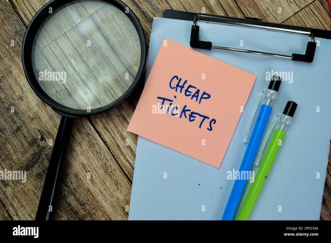 Concept de tickets bon marché écrire sur des notes adhésives isolées sur une table en bois. Banque D'Images