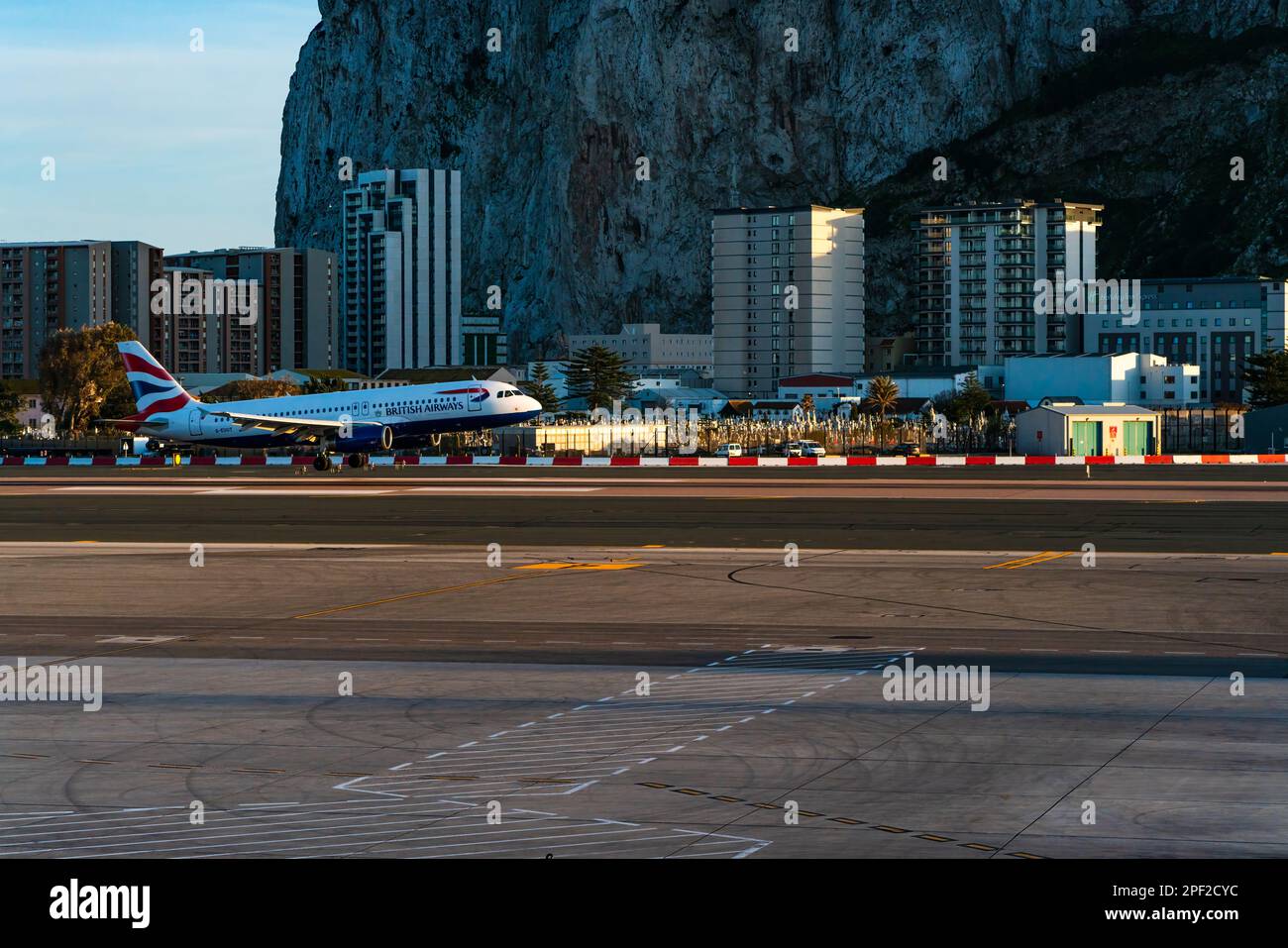 GIBRALTAR, Royaume-Uni - 13 MARS 2023 : l'avion de British Airways atterrit à l'aéroport international de Gibraltar. Banque D'Images