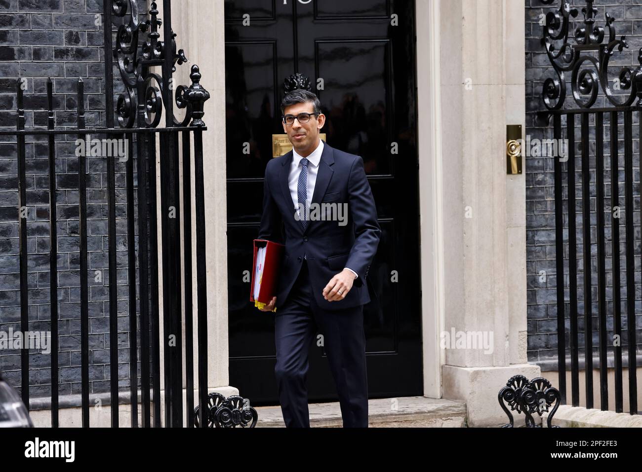 Angleterre, Londres, le premier ministre conservateur quitte la porte du numéro 10 Downing Street. Banque D'Images
