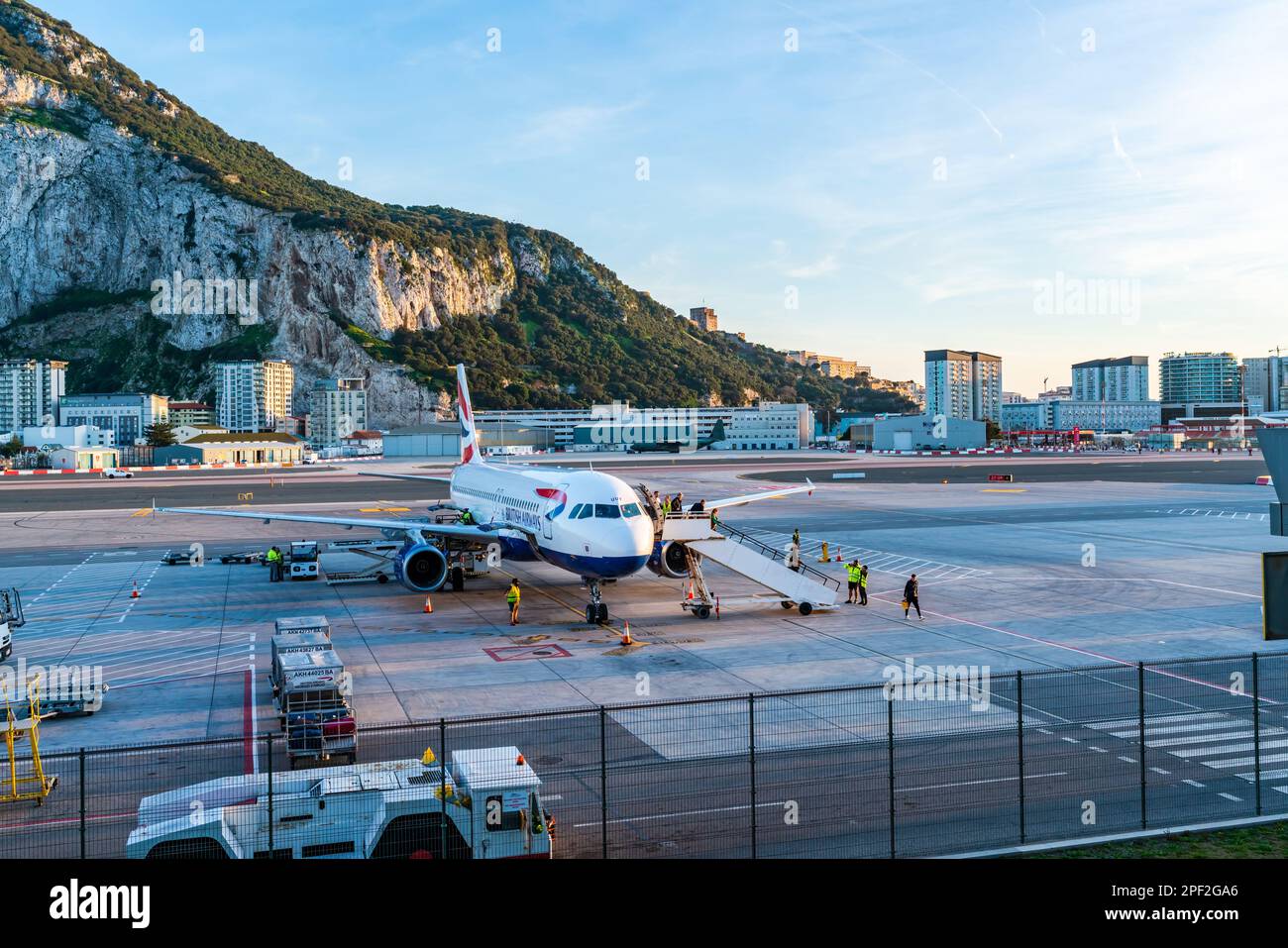 GIBRALTAR, Royaume-Uni - 13 MARS 2023 : passagers débarquent de l'avion de British Airways à l'aéroport international de Gibraltar. Banque D'Images