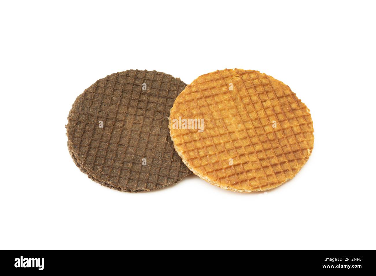 Deux biscuits ronds différents isolés sur fond blanc. Dessert au chocolat et au stropwafel doré régulier Banque D'Images