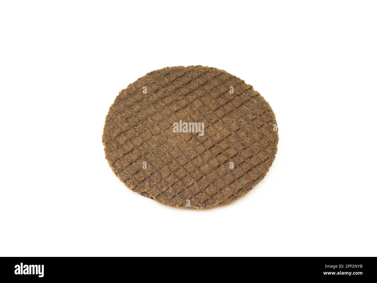 Un dessert au chocolat noir et au stropwafel caramel isolé sur fond blanc Banque D'Images
