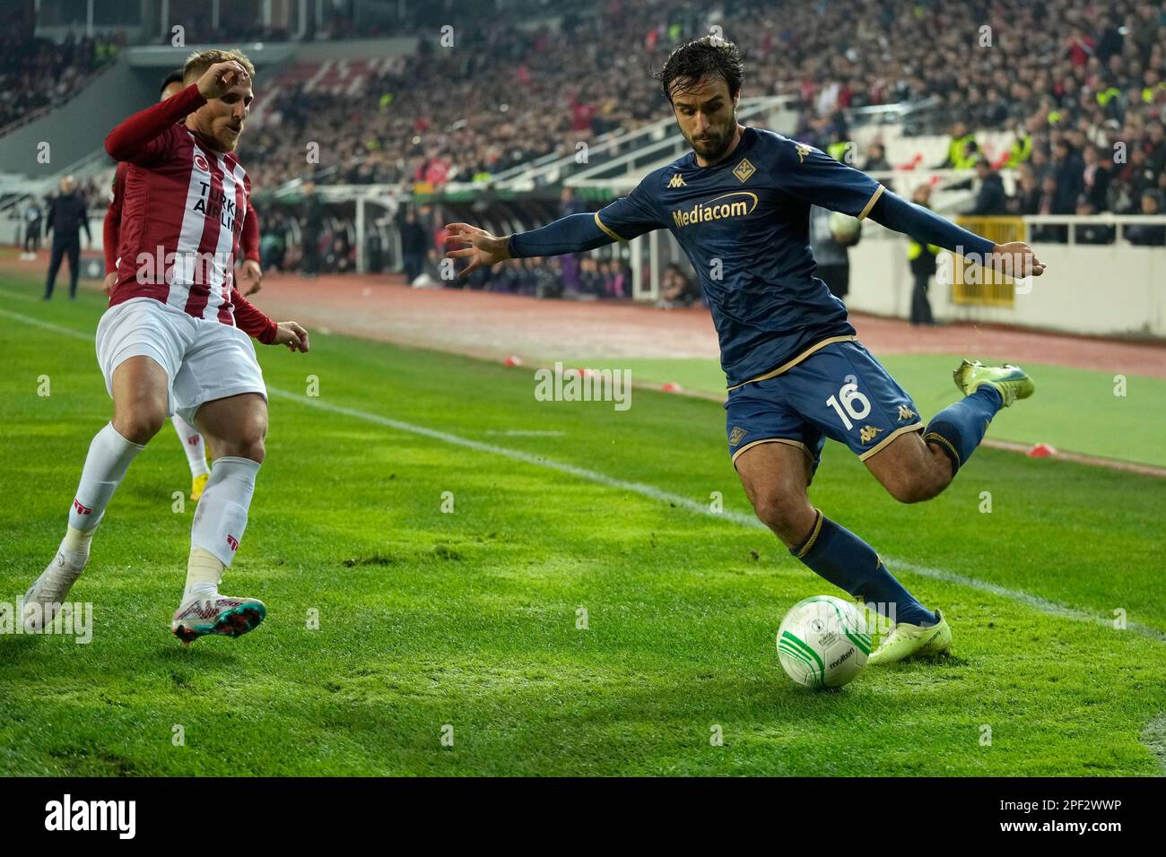 Fiorentina's Luca Ranieri, right, kicks the ball ahead of Sivasspor's Samuel Saiz during the Europa Conference League round of 16 second leg soccer match between Sivasspor and Fiorentina at Sivas 4 Eylul stadium in Sivas, Turkey, Thursday, March 16, 2023. (AP Photo/Francisco Seco) Banque D'Images
