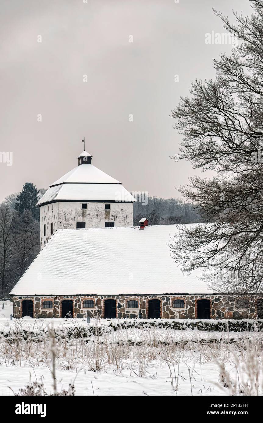Vue d'un château couvert de neige Hovdala en Hassleholm région. Hovdala Castle est un château en ville Hassleholm, Scania, dans le sud de la Suède. Banque D'Images