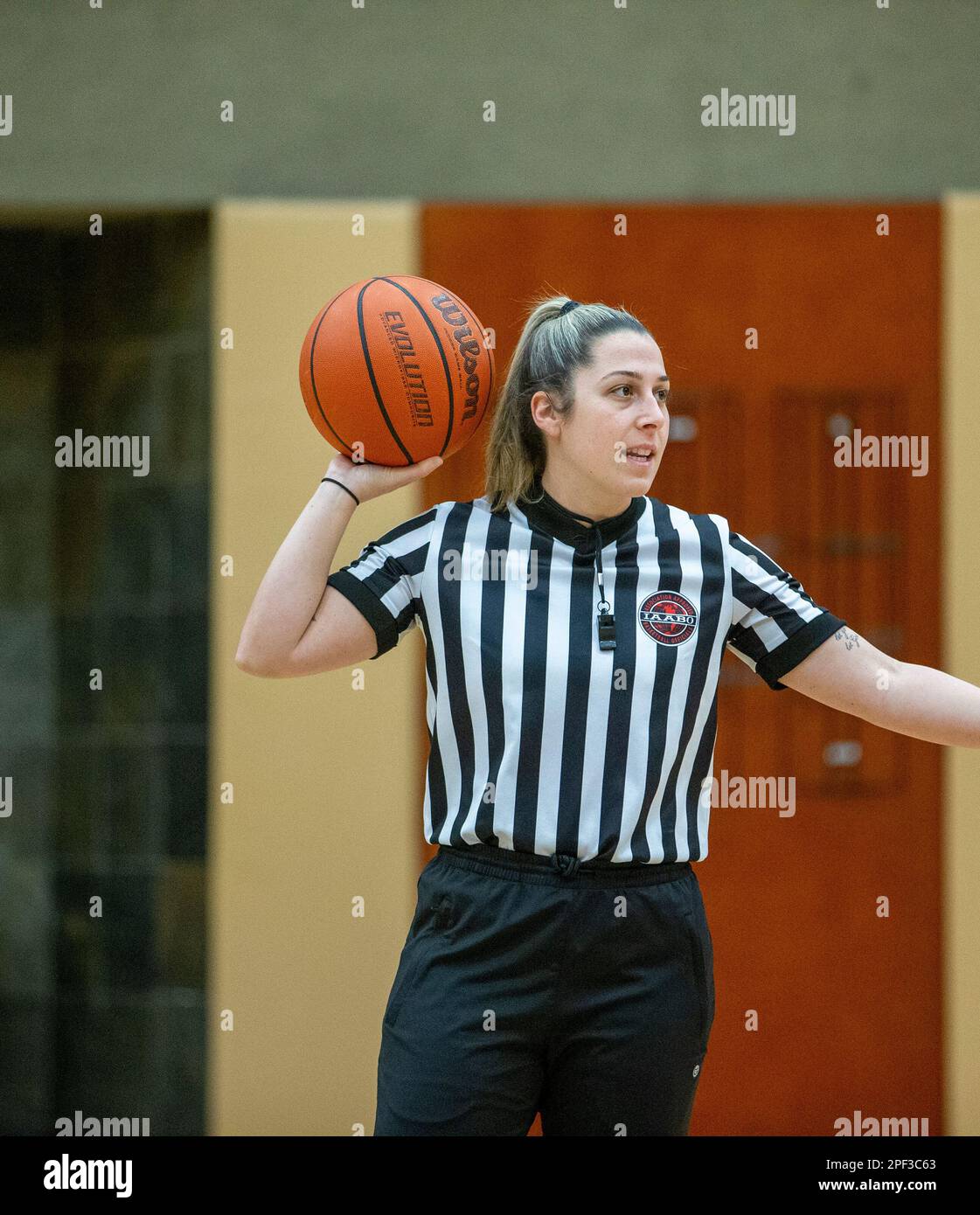 Femme arbitre à un match de basket-ball Banque D'Images