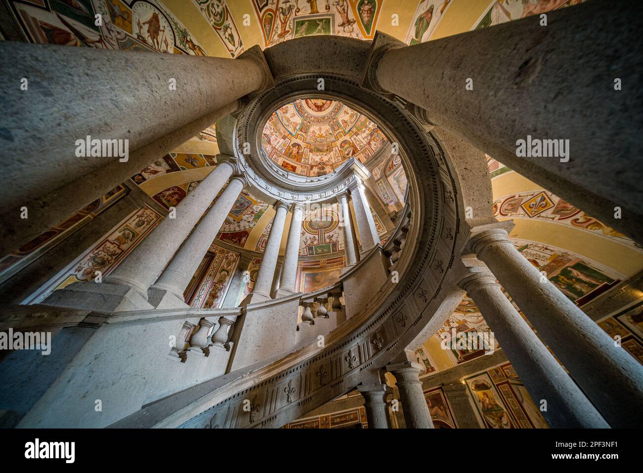 Magnifique escalier décoré de fresques dans le palais Farnese à Caprarola, province de Viterbo, Latium, Italie. Mars 02-2020 Banque D'Images