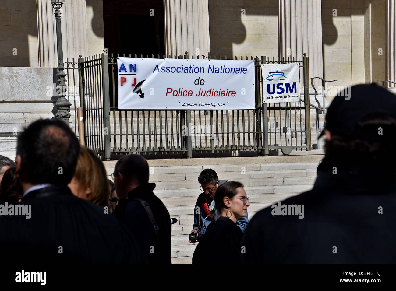 Marseille, France. 16th mars 2023. Les manifestants ont accroché des banderoles pendant la manifestation. Des magistrats, des avocats et des policiers se sont réunis sur les marches du palais de justice de Marseille pour protester contre la réforme de la police judiciaire. (Photo de Gerard Bottino/SOPA Images/Sipa USA) crédit: SIPA USA/Alay Live News Banque D'Images