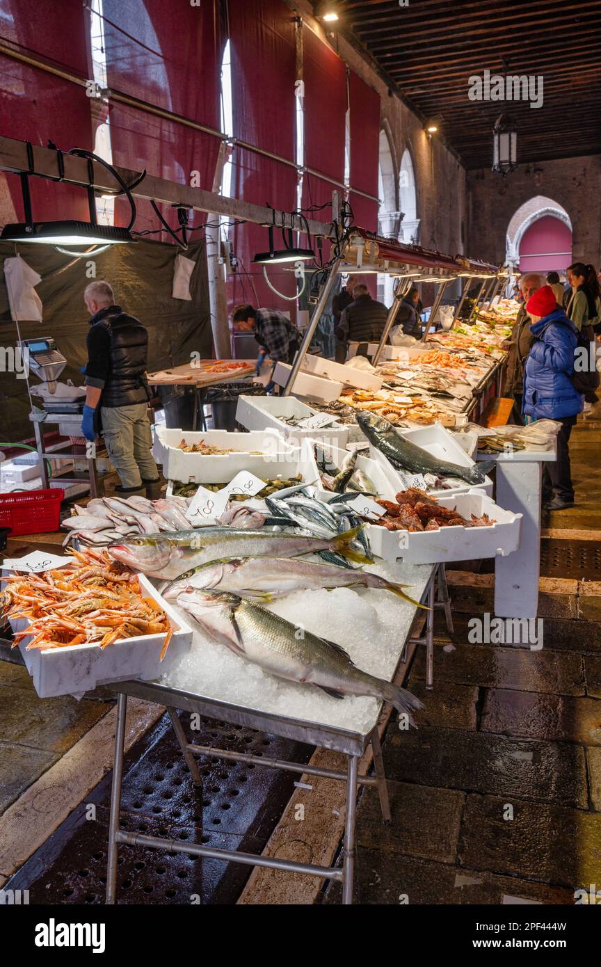 Venise, Italie - 22 février 2023 : le marché aux poissons du Rialto à ...