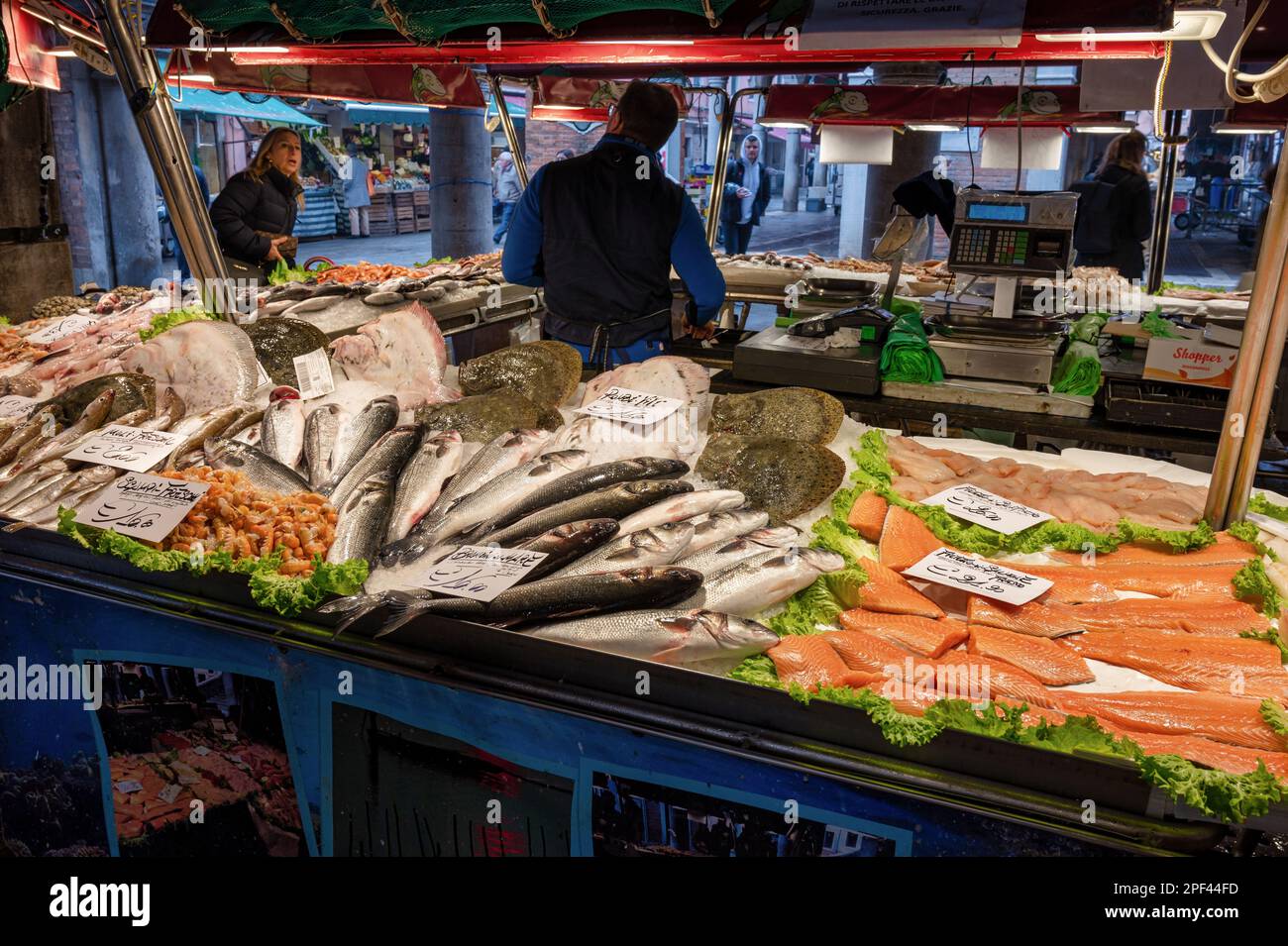 Venise, Italie- 23 février 2023: Poissons exposés au marché du Rialto à ...