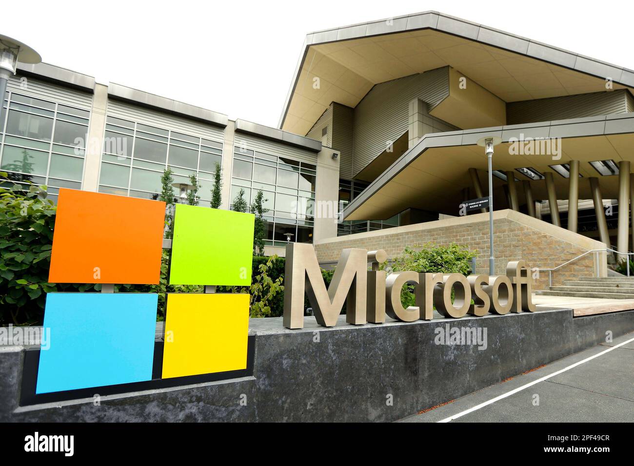 FILE - In this July 3, 2014, file photo, the Microsoft Corp. logo is displayed outside the Microsoft Visitor Center in Redmond, Wash. Microsoft is infusing generative AI tools into its Office software, including Word, Excel and Outlook emails. The company said Thursday, March 16, 2023 the new feature, named Copilot, is a processing engine that will allow users to do things like summarize long emails, draft stories in Word and animate slides in PowerPoint. (AP Photo/Ted S. Warren, File) Banque D'Images
