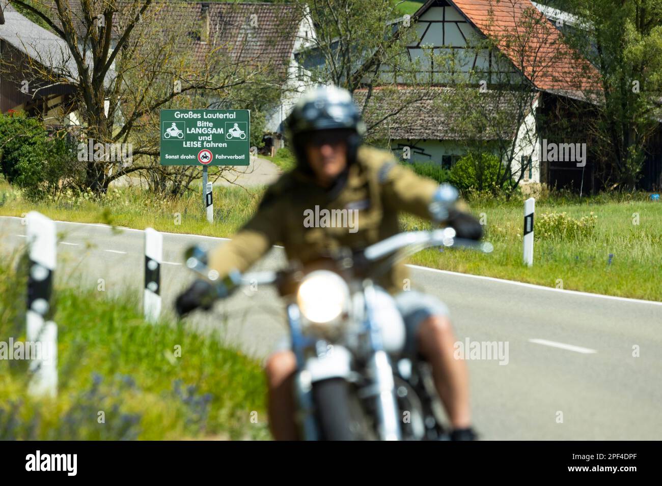 La vallée de Lautertal dans l'Alb de Souabe est un itinéraire populaire pour les motocyclistes, le bruit de moto est une nuisance pour les résidents, Muensingen Banque D'Images
