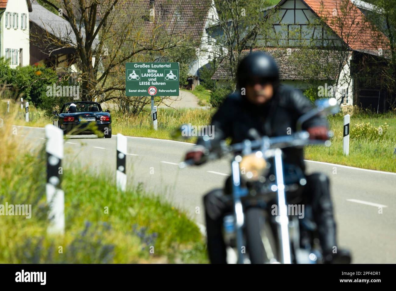 La vallée de Lautertal dans l'Alb de Souabe est un itinéraire populaire pour les motocyclistes, le bruit de moto est une nuisance pour les résidents, Muensingen Banque D'Images
