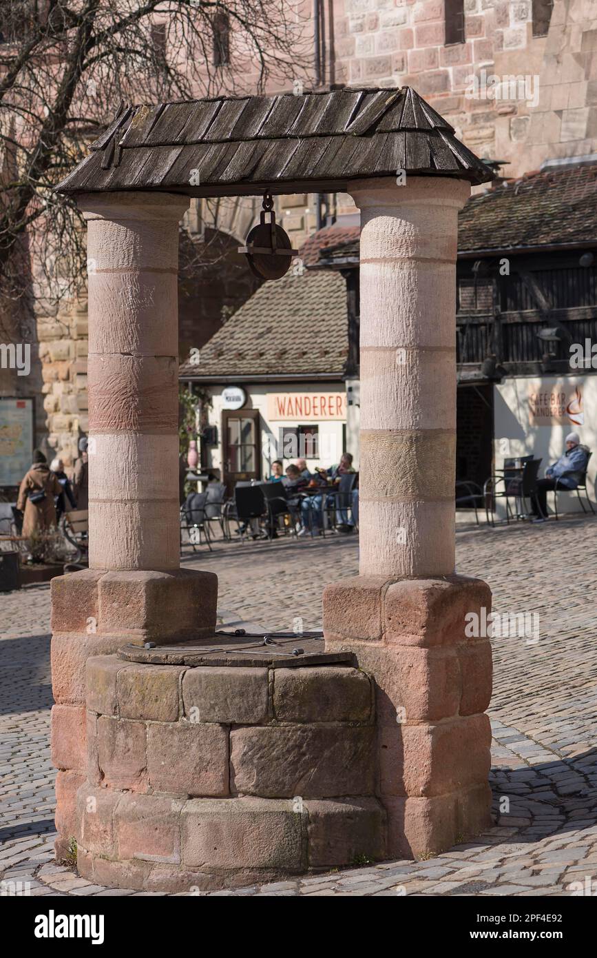 Historique DRAW Well, Tirgaertnertorplatz, Nuremberg, moyenne-Franconie, Bavière, Allemagne Banque D'Images