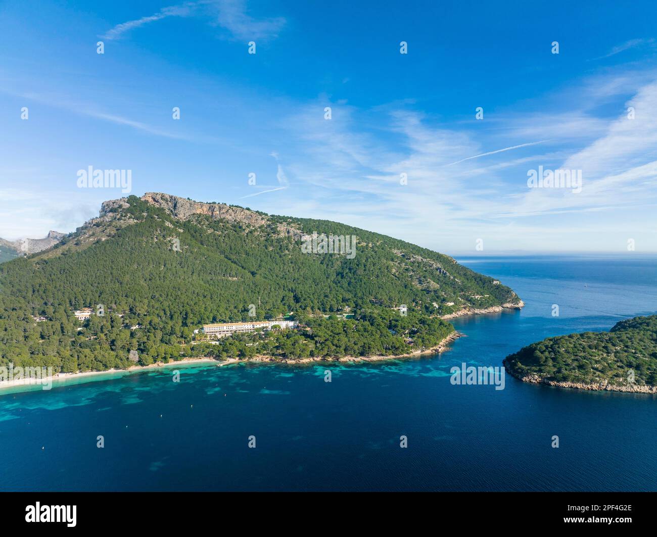 Vue aérienne de la péninsule de Formentor avec Formentor Beach, Hotel Royal Hideaway Formentor anciennement Hotel Formentor, Cala Pi de la Posada, Illa del Banque D'Images