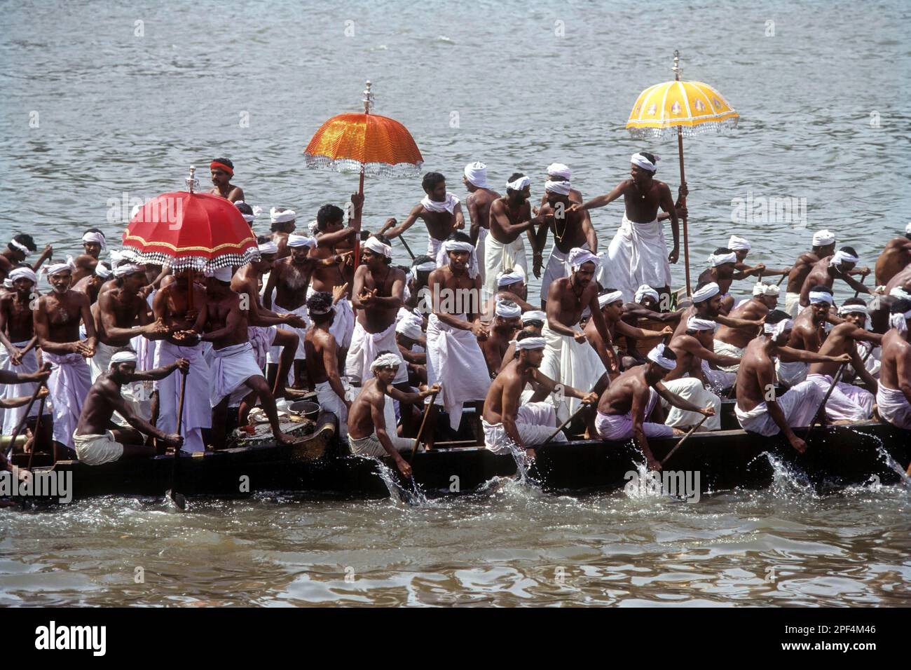 Vanji pattu Singers; festival Aranmula Vallamkali; course de bateaux de serpent, sur la rivière Pampa pendant Onam à Aranmula, Kerala, Inde Banque D'Images